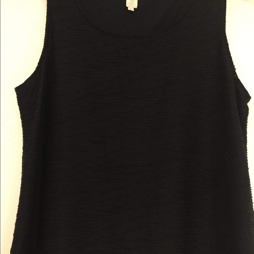 Dressy tank. Black ribbed pattern Jones New York